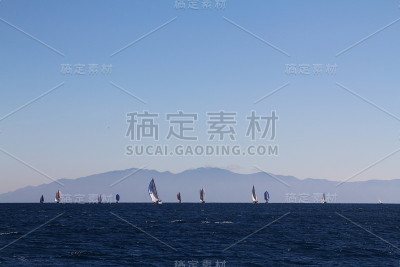 帆船比赛的白帆游艇在公海上进行