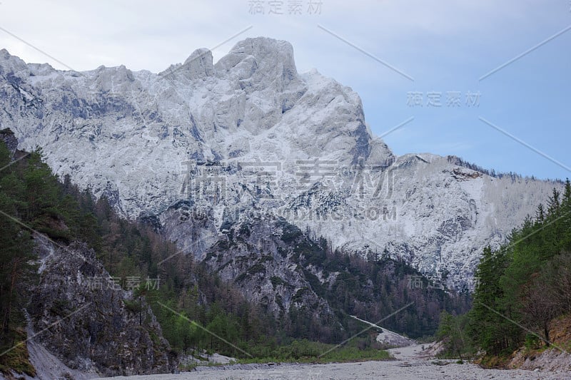 冬天的风景与美丽的高山在Gesause国家公园，在斯蒂里亚地区，奥地利