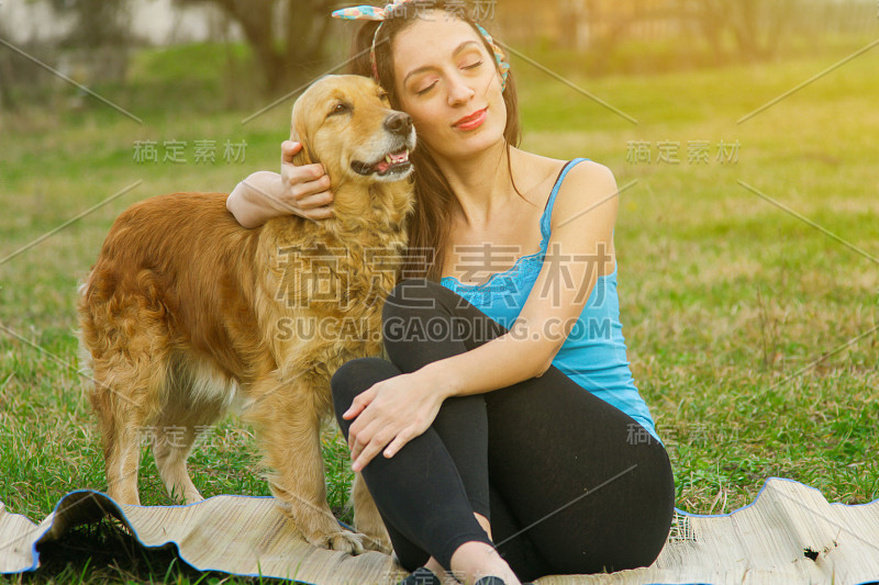 在草地上锻炼的女孩，金毛猎犬