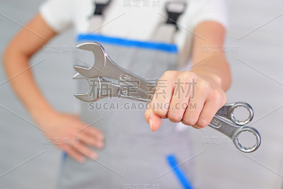 工人手里拿着工具。