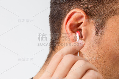 棉签上的血挖入耳后。这张图片是特写和模糊的背景