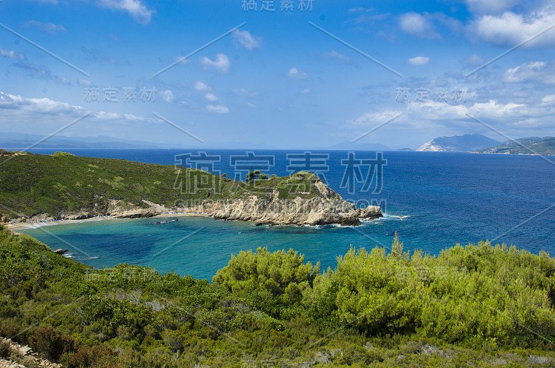 从希腊斯基亚索斯岛克里菲·阿莫斯海滩的顶部观看