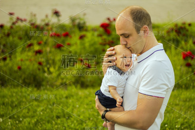 父亲抱着他的宝贝儿子。