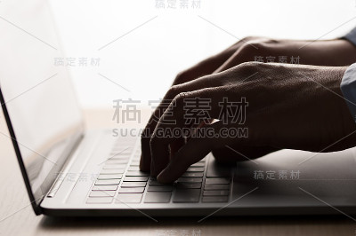 商人使用笔记本电脑的剪影