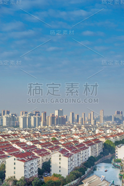 住宅屋顶和摩天大楼的城市景观