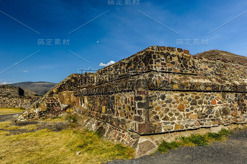 太阳金字塔是特奥蒂瓦坎最大的建筑，也是中美洲最大的建筑之一。