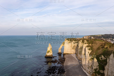 埃特尔塔，诺曼底，法国-“阿瓦尔”悬崖具有天然的拱门和针