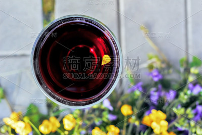 一杯黄花红酒