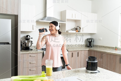 年轻的白人女人在家里娱乐