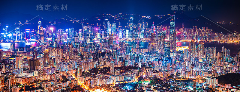 香港夜的全景，从九龙到香港岛。亚洲大都会，空中