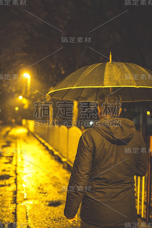 雨中行走的人。