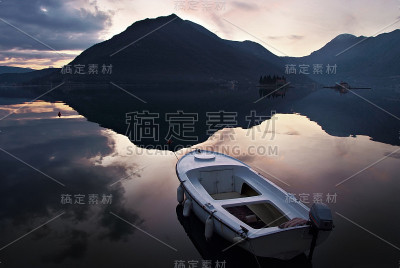 夕阳和湖面上的老渔船