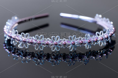 美丽的粉红色银色发带孤立在黑色背景