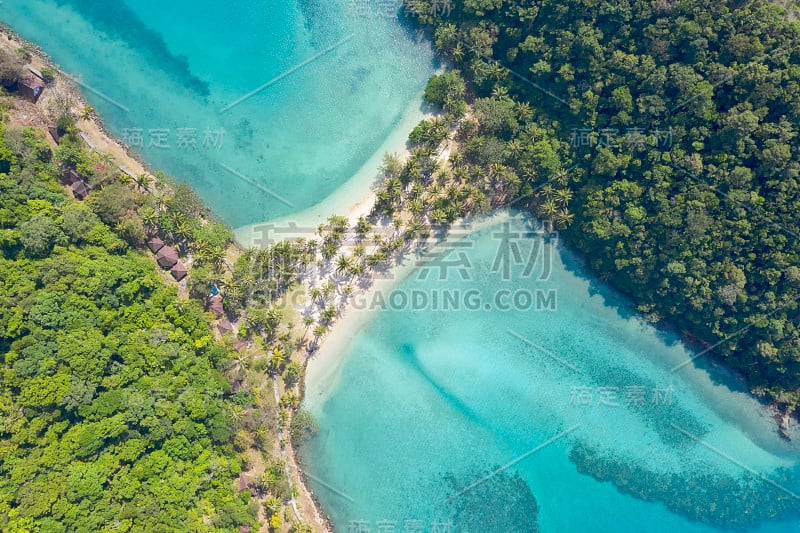 鸟瞰图。前视图。神奇的自然背景。水的颜色又美又亮。蔚蓝的海滩与岩石山和清澈的水泰国海洋在阳光明媚的一