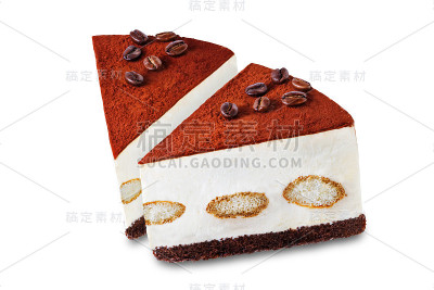 提拉米苏蛋糕装饰咖啡豆在白色孤立的背景