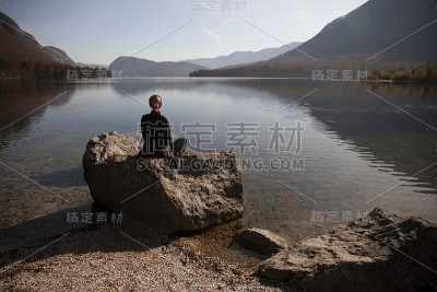 年轻女子在湖边休息
