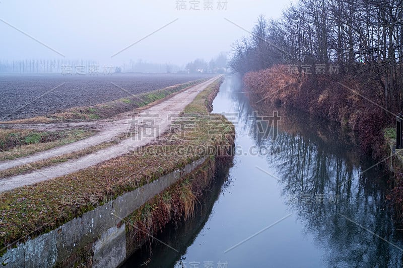 灌溉农村水道。彩色图像