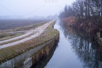 灌溉农村水道。彩色图像