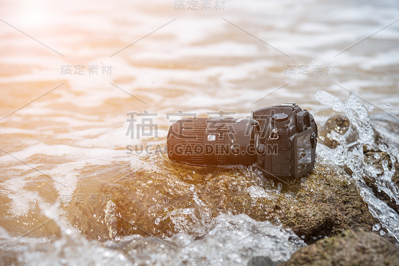 摄影师演示了数码单反相机和长焦镜头的防水性能，在海滩旅行时被海水海浪浸湿，并测试了在极端环境下的使用