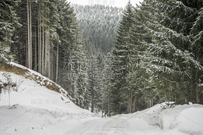 暴风雪，雪地里泥泞的小路