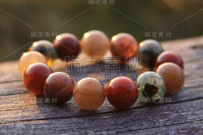 木头上的圆形宝石珠在阳光下闪闪发光