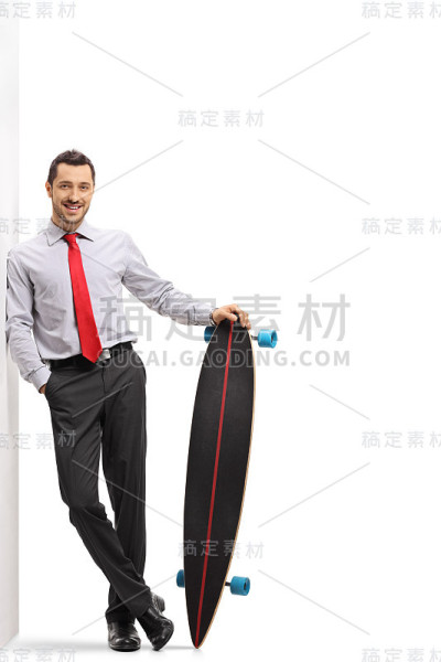 拿着长板靠墙的商人