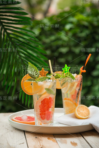 两杯鸡尾酒，冰柠檬水，莫吉托和排毒水与橙子，柠檬和葡萄柚片
