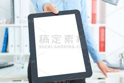 一个年轻女商人的手在提供平板电脑。