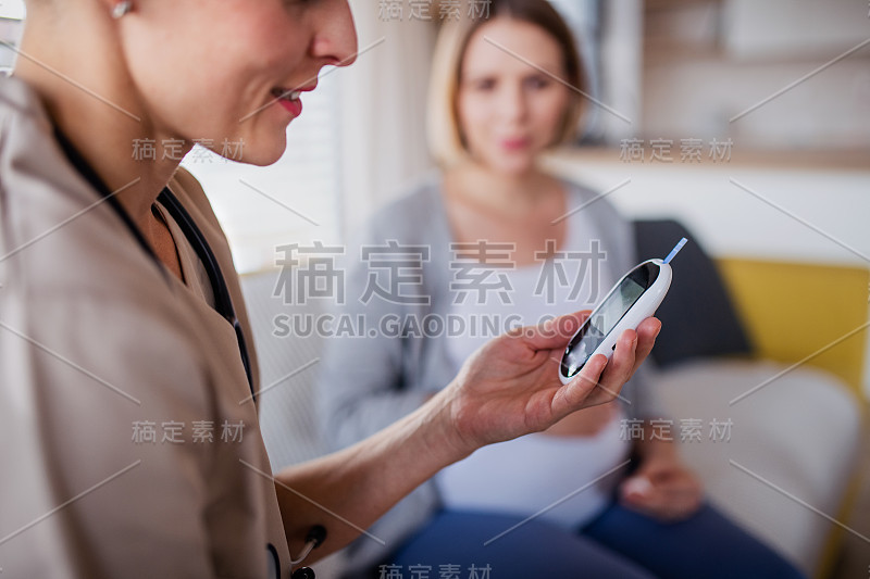 一名保健工作者在家对孕妇进行检查。