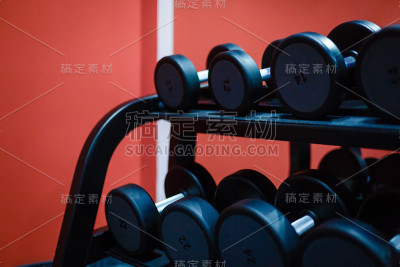 健身房里一排排的哑铃