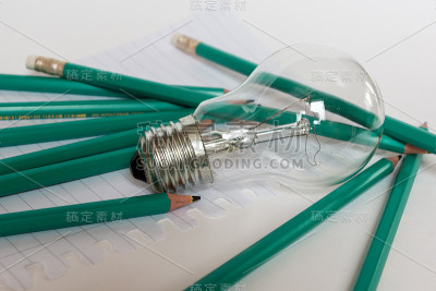 商业组成与灯泡，笔记本和铅笔