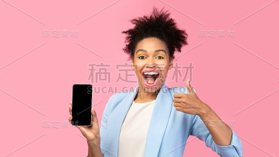 非洲妇女显示黑色手机屏幕
