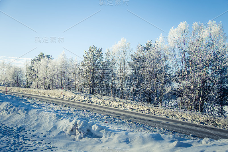 挪威的冬天，美丽的风景和白色的道路