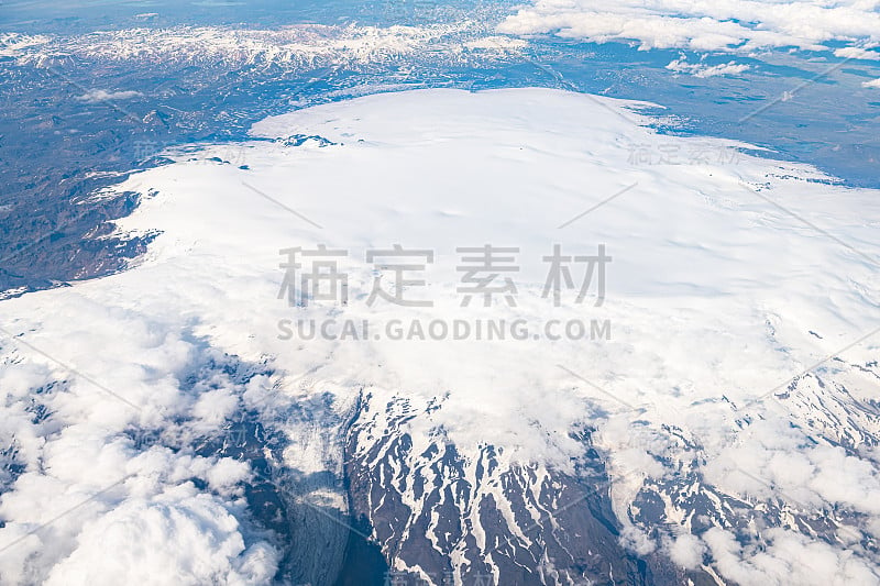 从飞机窗口俯瞰冰岛的高角度，在vik附近被称为tindfjallajokull, eyjafjall