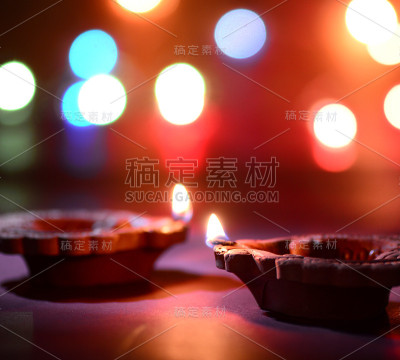 粘土灯盏在排灯节庆祝期间点燃。问候卡设计印度的光节日称为排灯节