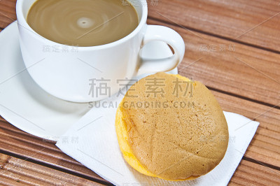 雪纺蛋糕配橘子酱和咖啡