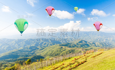 蓝天下的热气球飞过田野