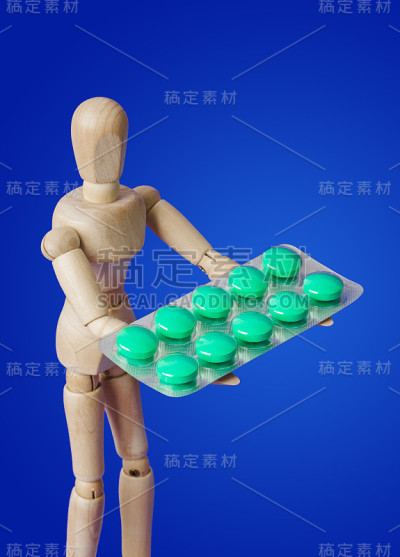 蓝色上有药丸的木制玩具人物