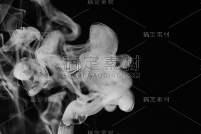 黑色背景上的白烟。纹理的烟。俱乐部的wh