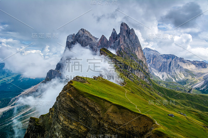 白云石阿尔卑斯山脉的美妙风景。奥多尔山脉，塞塞达峰在Dolomites，意大利。艺术照片。美丽的世界