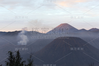 溴山前的日出