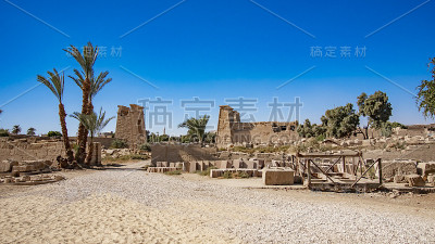 埃及卢克索的卡纳克神庙。卡纳克神庙建筑群，通常被称为卡纳克，由大量腐朽的寺庙、小教堂、塔架和其他埃及