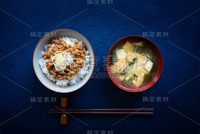 米加纳豆和味噌汤。典型的日本早餐