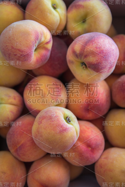 特写本地成熟桃子堆在盒子里