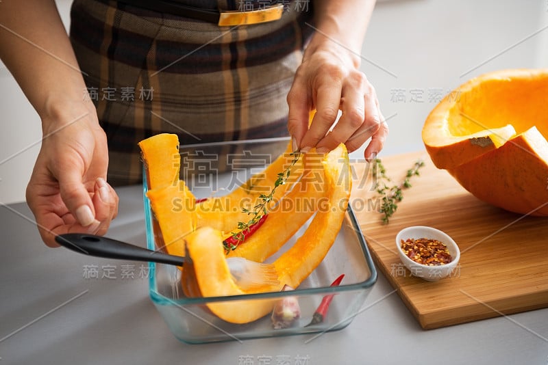 年轻家庭主妇烹饪南瓜的特写