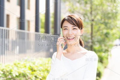 在电话中交谈的亚洲妇女