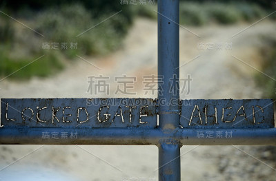 锁着的门之前
