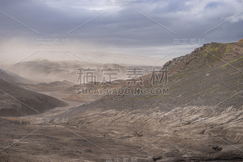 Fimmvorduhals徒步旅行路线上火山灰风暴期间的火山景观。冰岛