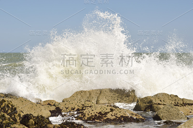 海浪冲击着布满岩石的海岸线。