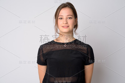 脸上洋溢着幸福年轻美丽的女子的微笑